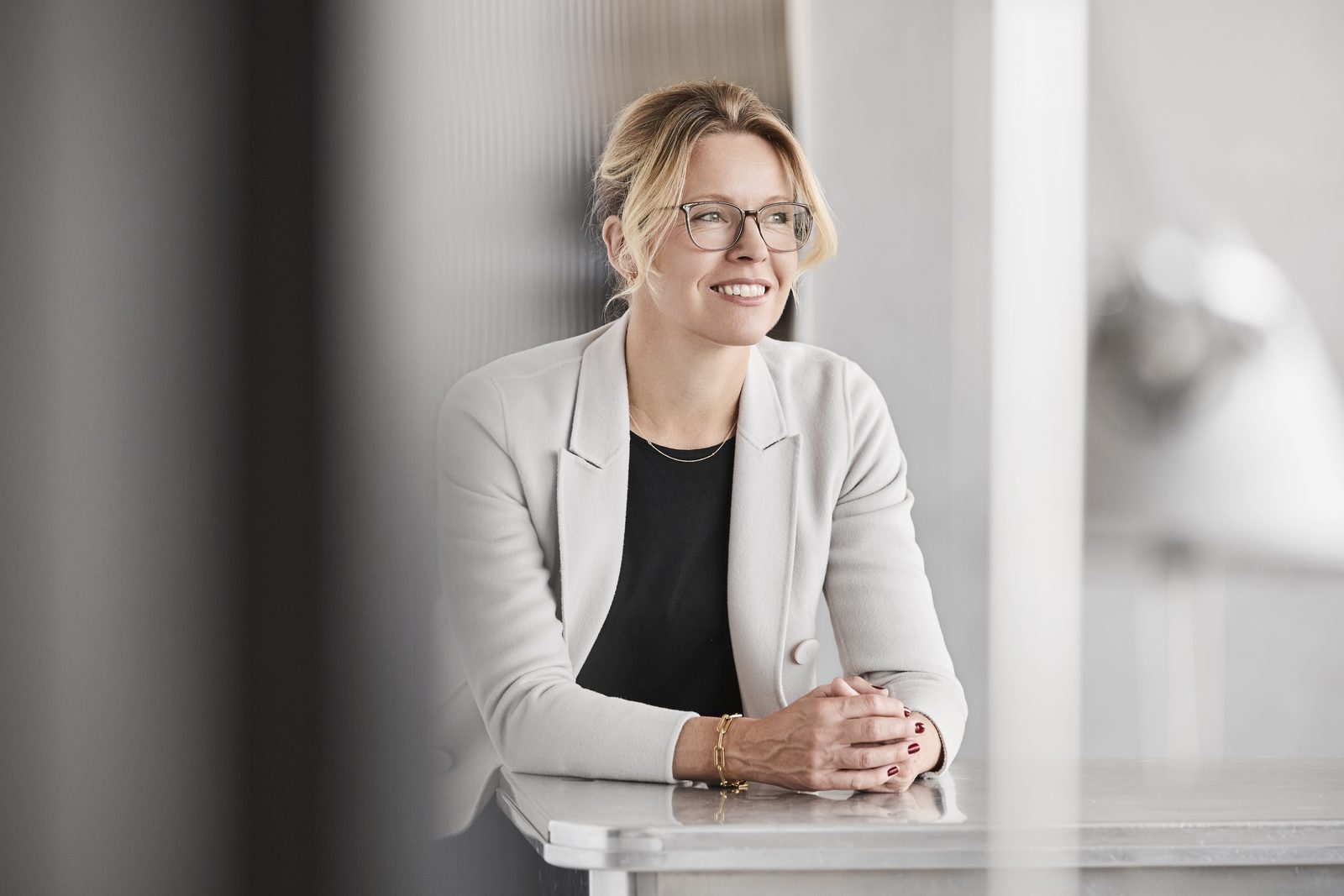 Loa Brix i fortrolig sparring ved et bord