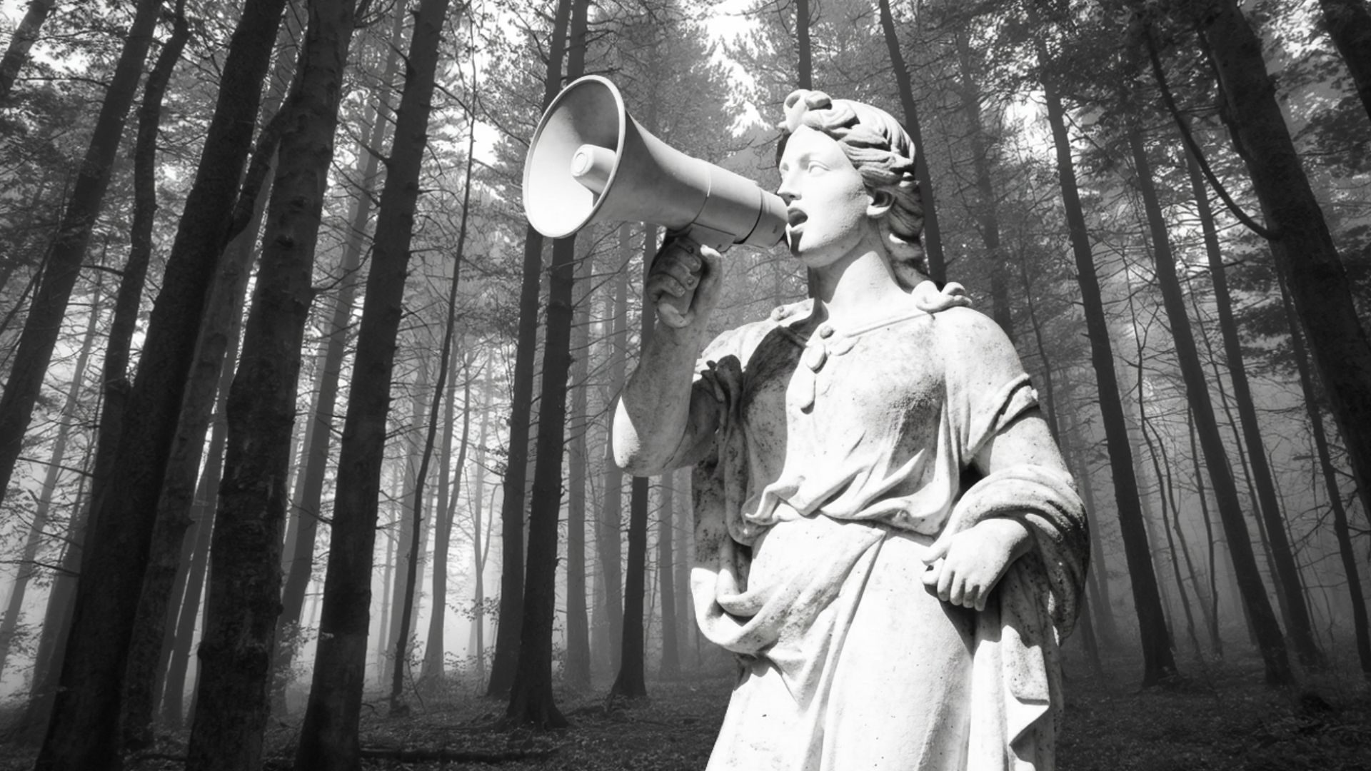 Marmorstatue, der taler i megafon i en skov